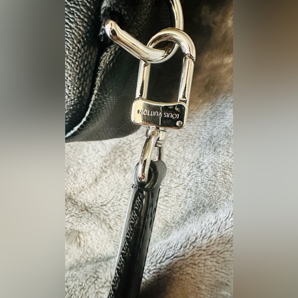 Louis Vuitton AV Sling Bag - Picture 6 of 10